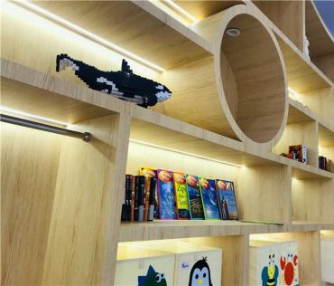来看一下使用木纹膜施工后的幼儿园是什么样子吧